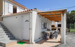a white house with a table and chairs at Lovely Home In Peri With Wifi in Peri