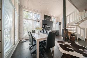 a dining room with a table and chairs at Levillas koutakaari 6B in Levi