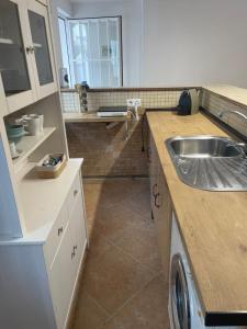 una cucina con un lavello e un piano di lavoro di Neruka House a Torremolinos