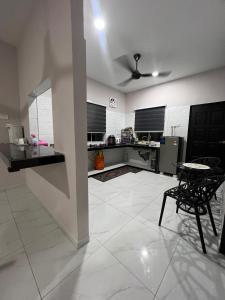 TV a/nebo společenská místnost v ubytování D'Nuha homestay Unit 2 Chenderong Balai Teluk Intan