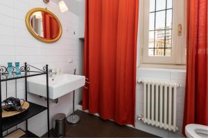 Ένα μπάνιο στο Colonne di San Lorenzo Iconic Bilo - Centro Storico Milano - Milan-Cortina Olympics & Design Week 2026