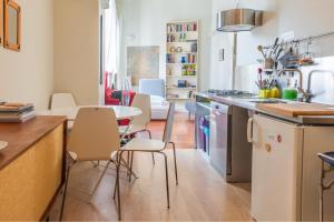 Η κουζίνα ή μικρή κουζίνα στο Colonne di San Lorenzo Iconic Bilo - Centro Storico Milano - Milan-Cortina Olympics & Design Week 2026