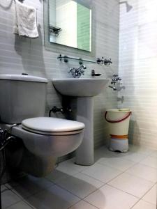 Koupelna v ubytování Krishna Inn