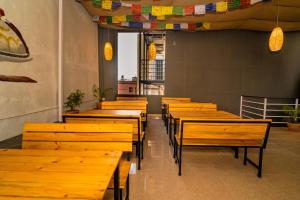 Un restaurant u otro lugar para comer en Hotel Aashraya Home