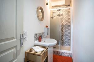 Ένα μπάνιο στο Appartement cosy, à deux pas de la mer