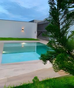una piscina en el patio trasero de una casa en Chalés Gostoso - Anfitrya, en São Miguel do Gostoso