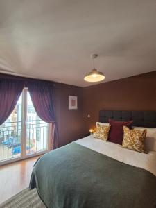 Postel nebo postele na pokoji v ubytování City Centre Apartment - Fantastic Location + 37 fotografií