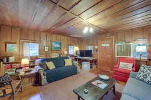 un salon avec un canapé et une table dans l'établissement 17 Mi to Sugar Mountain Tensies Cottage, à Linville Falls