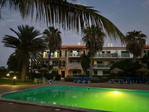 a hotel with a pool in front of a building at Vida boa é no Vila Verde Sal in Santa Maria
