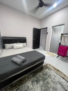 Postel nebo postele na pokoji v ubytování D'Nuha homestay Unit 2 Chenderong Balai Teluk Intan