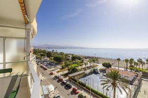 una vista de la playa desde el balcón de un edificio en A&N Nevada 76, en Torre del Mar