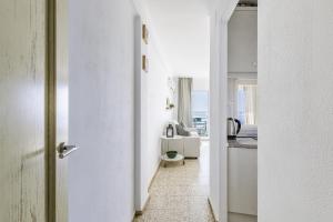 un pasillo con una puerta que conduce a una sala de estar en A&N Nevada 76, en Torre del Mar 32 fotos más