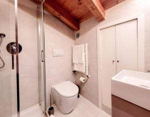 Et badeværelse på Stella Marina 2 + 15 billeder