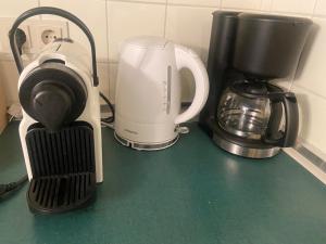 a counter with a coffee maker and a coffeemaker at Seewohnung Landskron-Ossiachersee in Villach