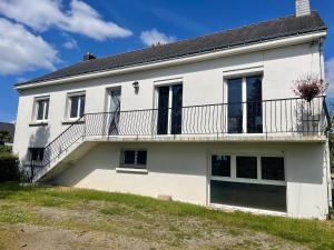an old white house with a balcony at Maison de famille 5 ch idéale pour des réunions de familles in Sainte-Luce-sur-Loire +13 photos