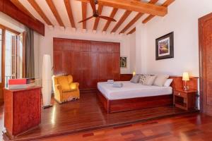 een slaapkamer met een bed en een stoel in een kamer bij Casa Colomer in Canet de Mar +24 foto's