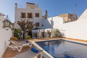 een villa met een zwembad en een huis bij Casa Colomer in Canet de Mar