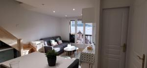 un soggiorno con un divano e un tavolo di Le Crey du Quart a Valmeinier