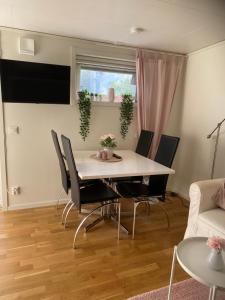 ein Wohnzimmer mit Esstisch und Stühlen in der Unterkunft Suncity Sunshine nr 1 in Borgholm