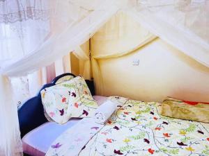 Ένα ή περισσότερα κρεβάτια σε δωμάτιο στο NIA Home - 2 Bedroom, 2 Baths Affordable, Spacious & Budget Friendly Apartment