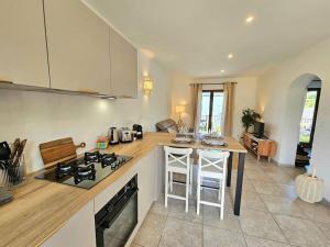 una cucina con fornelli e piano di lavoro di Bel appartement avec piscine Cap Corse- Sisco a Marine de Sisco