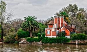 a house on an island in the middle of a river at Hotel Tykua in Gualeguaychú