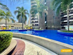 a large swimming pool with palm trees in a city at Landscape melhores apartamentos da Beira Mar in Fortaleza