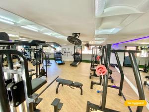 a gym with several treadmills and cardio machines at Landscape melhores apartamentos da Beira Mar in Fortaleza