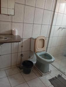 a bathroom with a blue toilet and a sink at Pousada Matuto Cipó in Serra do Cipo