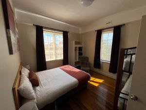 Postel nebo postele na pokoji v ubytování Penfold Cottage CBD Launceston Invermay