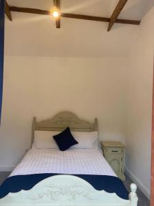 une chambre avec un lit avec une couette bleue et blanche dans l'établissement 2 bed cozy cottage, à Wansford