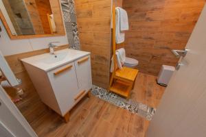 Koupelna v ubytování Apartmani Maximilian + 25 fotografií