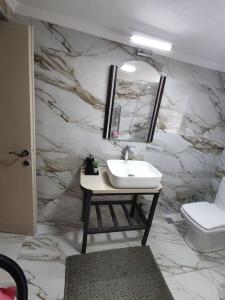 Ένα μπάνιο στο Traditional House L&A Korçë +38 φωτογραφίες