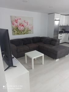 salon z kanapą i stołem w obiekcie Villa maravillosa 2 w mieście Maspalomas