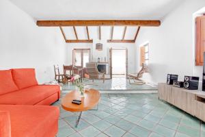 een woonkamer met een bank en een tafel bij Villa el Pescador in Yaiza