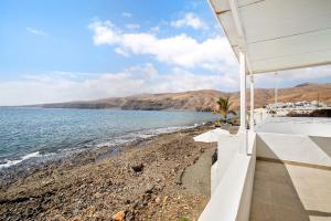 uitzicht op het strand vanuit een huis bij Villa el Pescador in Yaiza
