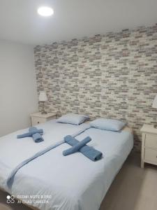 dwa krzyże na łóżku w sypialni w obiekcie Villa maravillosa 2 w mieście Maspalomas