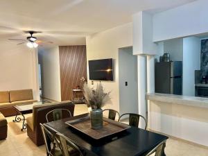 a living room with a dining table and a kitchen at Departamento Purisima Ubicacion Estrategica y Amplio Zona Alameda Cerca del Centro in San Francisco del Rincón