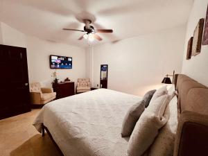 a bedroom with a bed and a ceiling fan at Departamento Purisima Ubicacion Estrategica y Amplio Zona Alameda Cerca del Centro in San Francisco del Rincón