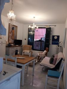 A seating area at Apartamento Santa Cruz