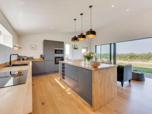 una cucina a pianta aperta con elettrodomestici in acciaio inossidabile e una grande isola di 1 Bed in Stokesley 86813 a Great Broughton Altre 21 foto
