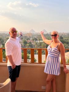 Rõdu või terrass majutusasutuses Pyramids Sunshine View