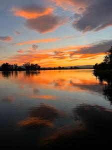 a sunset over a large body of water at Apartamento 2 habitaciones ZEN in Deltebre