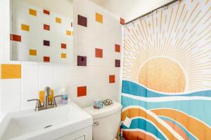 Un baño con lavabo, inodoro y cortina de ducha. en Wildwood Apartment Near Boardwalk and Beach!, en Wildwood 16 fotos más