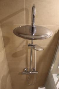 ログローニョにあるCasa Leireのバスルーム(ガラスの洗面台、シャワー付)