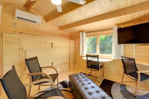 Χώρος καθιστικού στο Waterfront Studio Less Than 1 Mi to Downtown Bradenton!