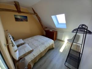 a small bedroom with a bed and a window at Gite Les sauvagines in Pendé