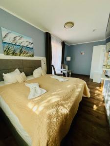 a bedroom with a large bed in a room at Strandhotel Vier Jahreszeiten Buckow in Buckow +175 photos