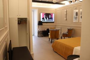 a hotel room with a bed and a dining room at SUITE 38 in Campagnano di Roma