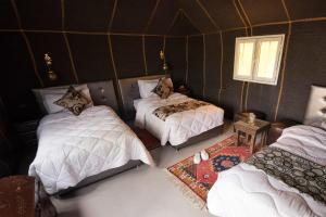 Postel nebo postele na pokoji v ubytování Royal Morocco Camp